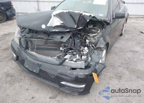 2015 Mercedes-Benz C 250 z USA, uszkodzony, nr VIN WDDGJ4HB4FG368177